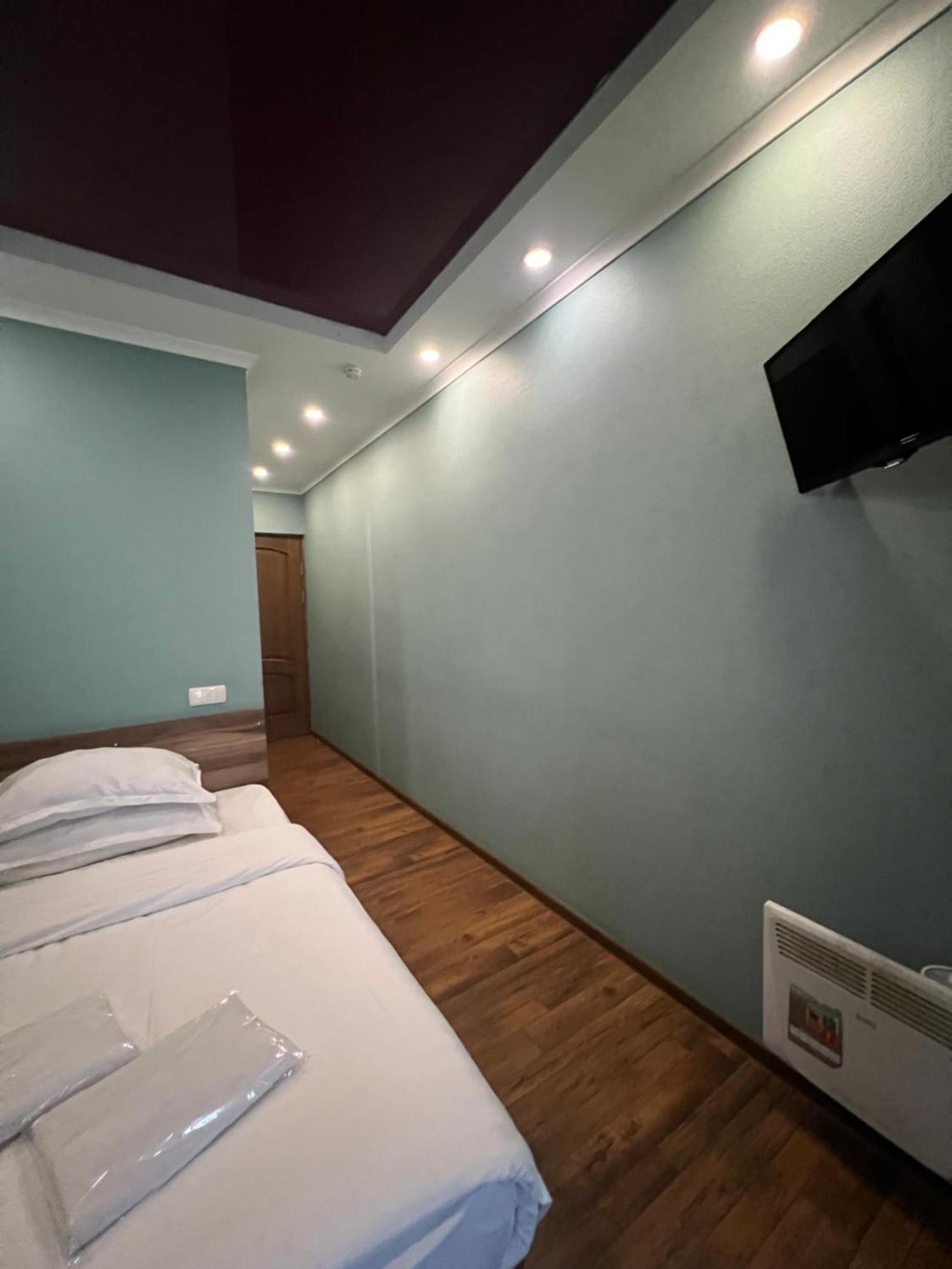 Salut Hotel Bishkek Exterior foto