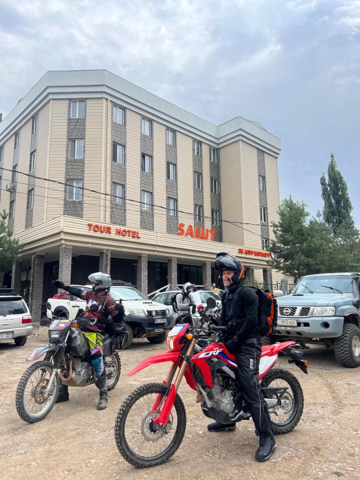 Salut Hotel Bishkek Exterior foto