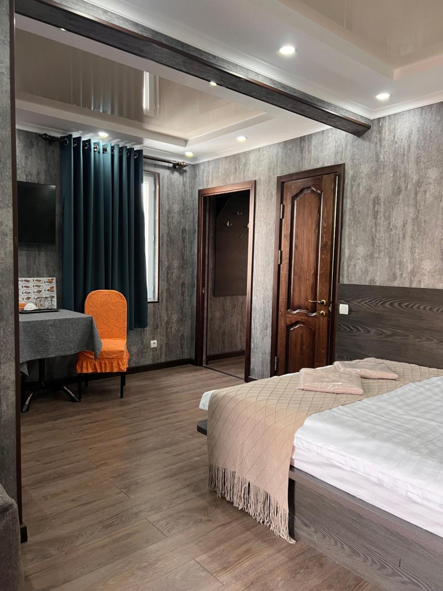 Salut Hotel Bishkek Exterior foto