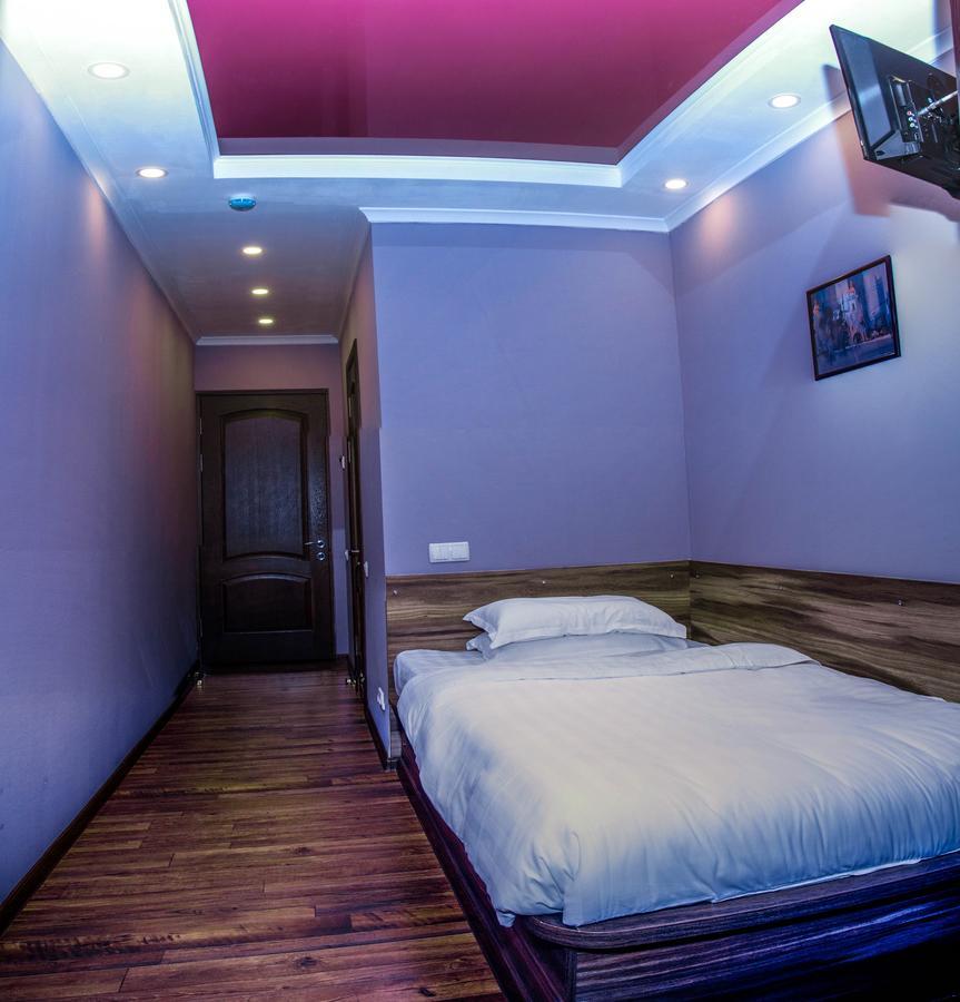 Salut Hotel Bishkek Exterior foto