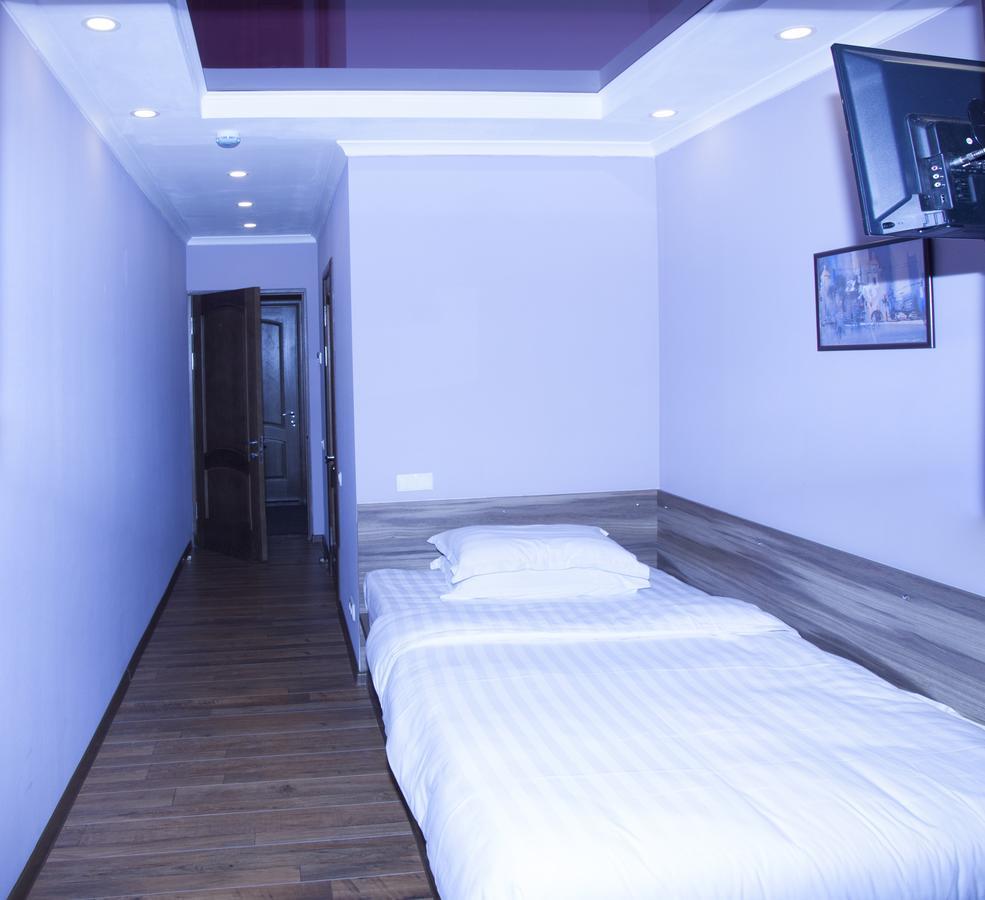 Salut Hotel Bishkek Exterior foto