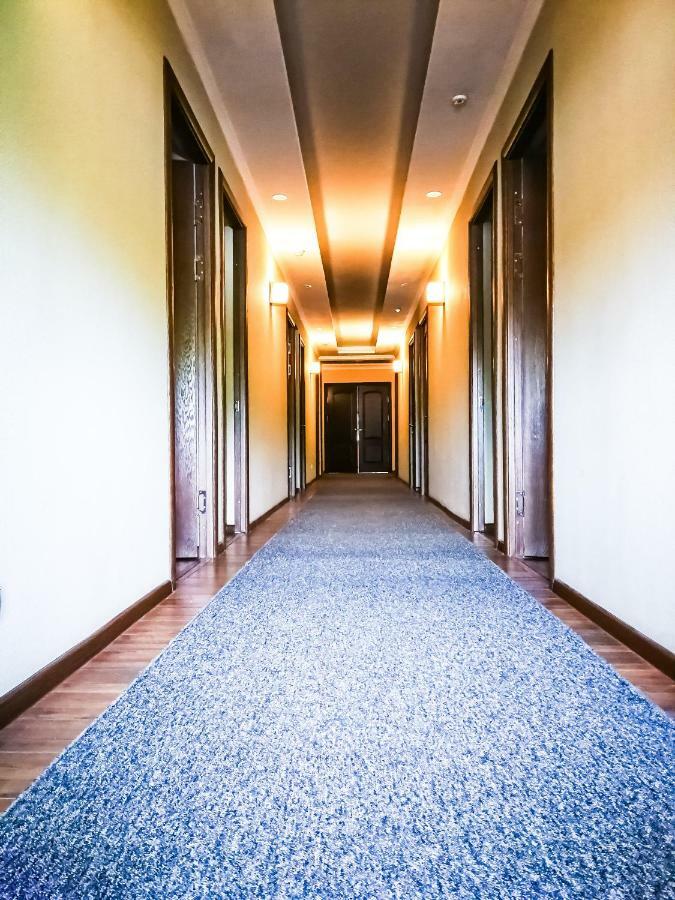 Salut Hotel Bishkek Exterior foto