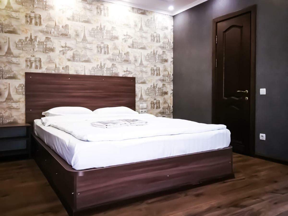 Salut Hotel Bishkek Exterior foto